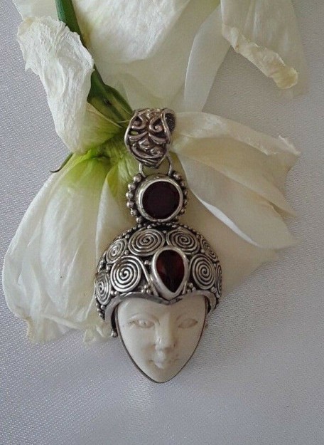 AGNES CREATIONS / Pendentif Argent 925 & visage Masque en Os sculpté & 2 Grenats