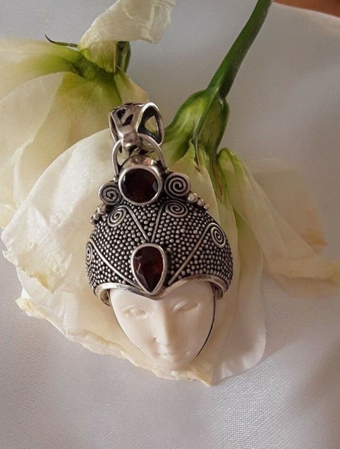 AGNES CREATIONS / Rare Pendentif Argent 925 visage Os sculpté & 2 Grenats rouges