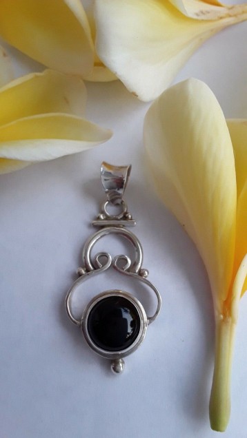 AGNES CREATIONS // Pendentif Vintage en Argent 925 orné d'un Onyx noir