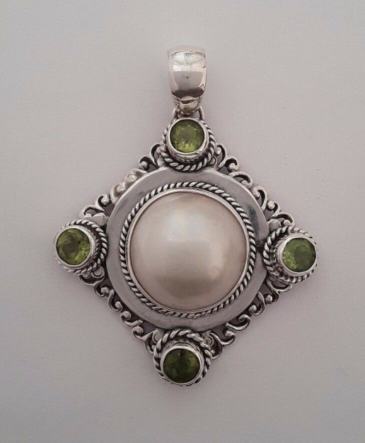 AGNES CREATIONS / BEAU PENDENTIF EN ARGENT 925 ORNE D'UNE PERLE & PERIDOTS