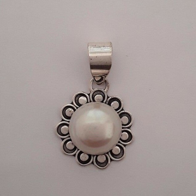 AGNES CREATIONS // PENDENTIF VINTAGE "FLEUR" EN ARGENT 925 & PERLE NACRE 