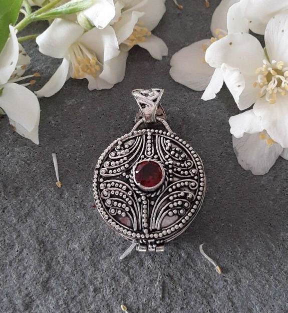 AGNES CREATIONS // PENDENTIF POISON / BOITE A SECRET ARGENT 925 & Grenat rouge