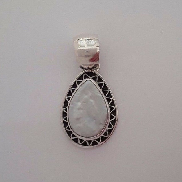 AGNES CREATIONS / JOLI PENDENTIF "GOUTTE" EN NACRE BLANCHE & ARGENT 925 