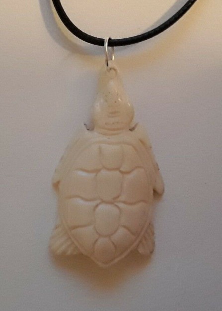 AGNES CREATIONS / PENDENTIF MIXTE TORTUE DE MER EN OS SCULPTE MAIN 