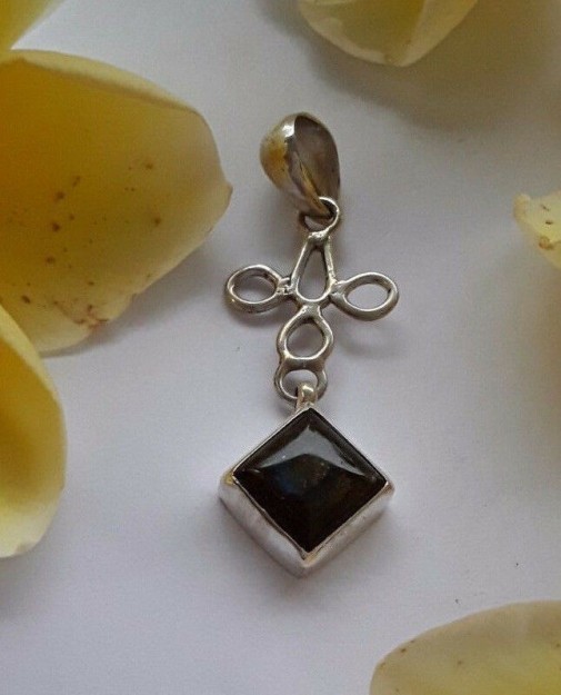 AGNES CREATIONS // BEAU PENDENTIF VINTAGE ARGENT 925 ORNE D'UNE LABRADORITE