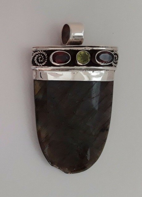 AGNES CREATIONS // BEAU PENDENTIF ARGENT 925 ORNE GRENAT & PERIDOT + LABRADORITE