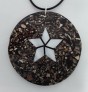 AGNES CREATIONS / IMPORTANT PENDENTIF MEDAILLON RESINE AVEC ROSACE EN NACRE