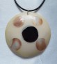 AGNES CREATIONS / PENDENTIF MEDAILLON MODERNE ECRU EN NACRE & COQUILLAGE 