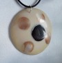 AGNES CREATIONS / PENDENTIF MEDAILLON MODERNE ECRU EN NACRE & COQUILLAGE 