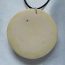 AGNES CREATIONS / PENDENTIF MEDAILLON MODERNE ECRU EN NACRE & COQUILLAGE 