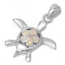 Pendentif Tortue de mer & Fleur orné d'Opale blanche en Argent 925