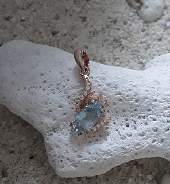 Pendentif Poisson en Vermeil Orné d'une Topaze Bleue