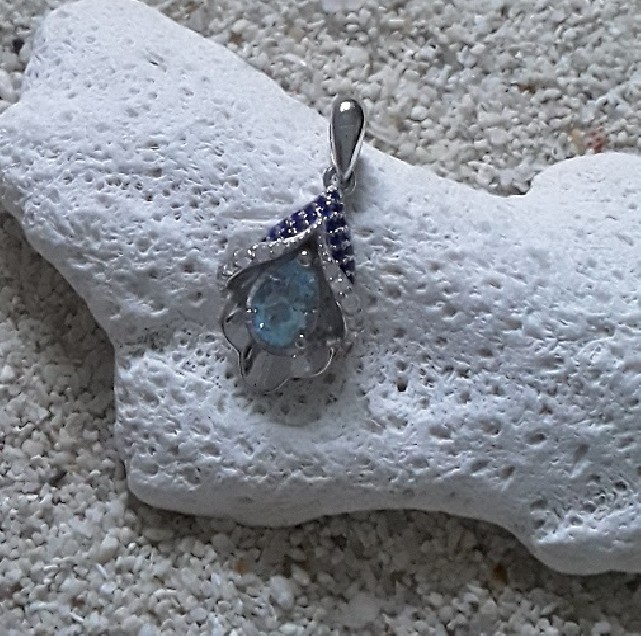 Joli Pendentif en argent 925 Orné d'une Topaze Bleue & Saphirs