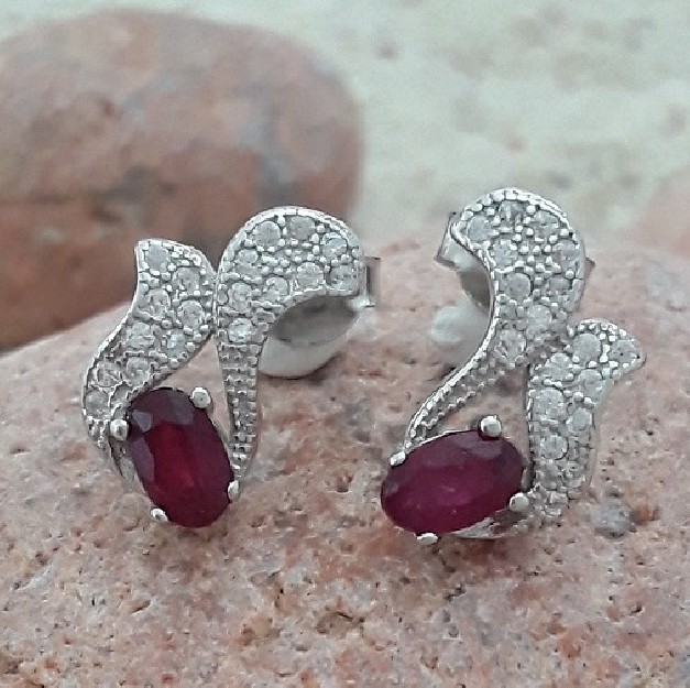 Boucles d'oreilles Design Créateur ornées de Rubis en argent 925