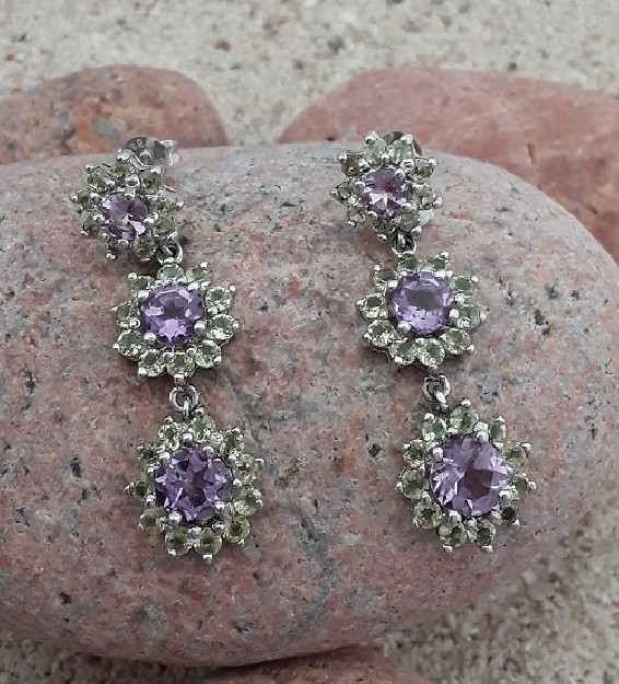 BOUCLES D'OREILLES LONGUES DE CREATEUR ORNEES D'AMETHYSTE & PERIDOT EN ARGENT 925