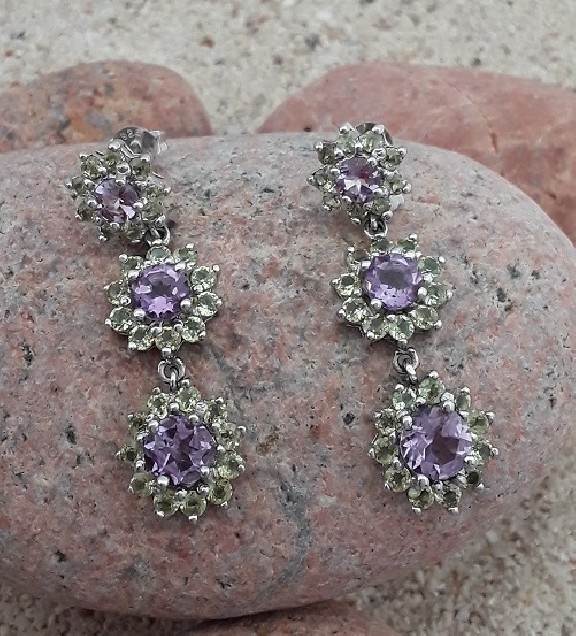 BOUCLES D'OREILLES LONGUES DE CREATEUR ORNEES D'AMETHYSTE & PERIDOT EN ARGENT 925