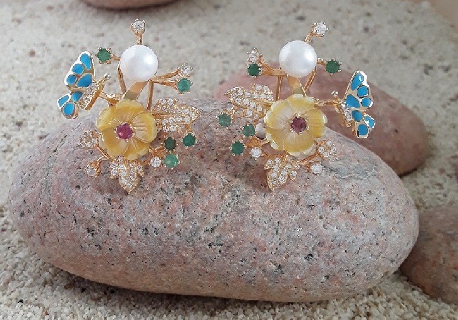 Boucles d'oreilles de créateur Fleur Papillon ornées de Perle, émeraude & rubis en Vermeil