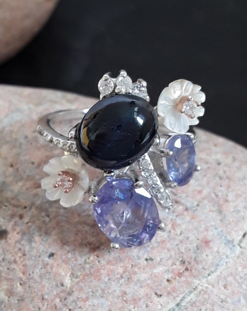 Belle Bague de créateur argent 925 ornée d'un Saphir & Tanzanites - Taille 55