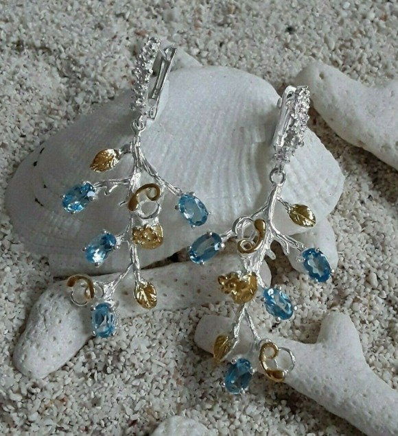Sublimes Boucles d'oreilles de créateur Fleurs ornées de Topazes Bleues, 2 tons Argent 925 & Vermeil