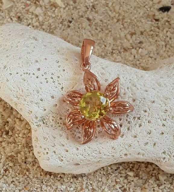 Pendentif de Créateur Fleur orné de Péridot Vert en Vermeil