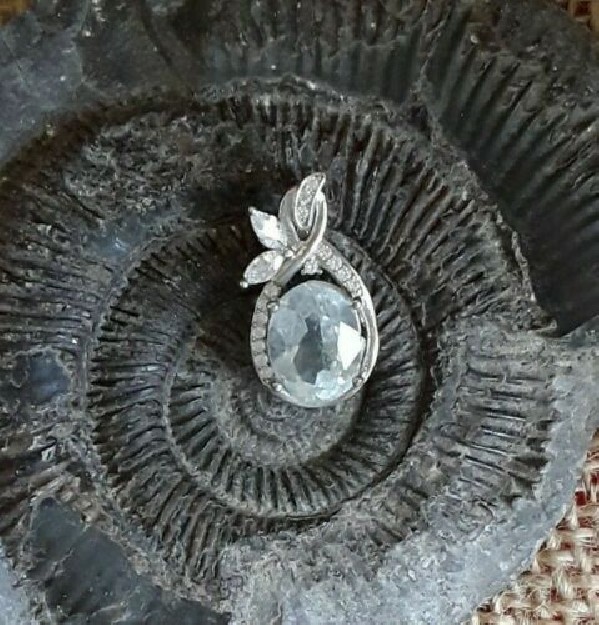 Pendentif orné d'une Topaze Bleue en argent 925