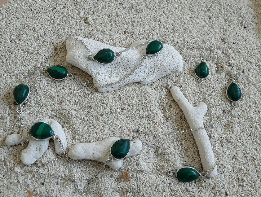 Elégant collier Sautoir orné Malachites Argent plaqué