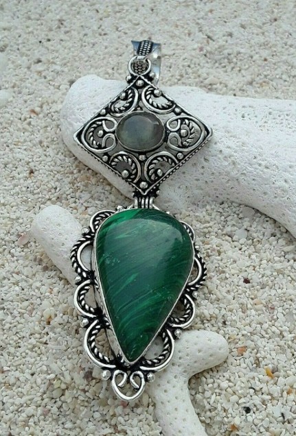 Long Pendentif orné Malachite & Labradorite plaqué Argent