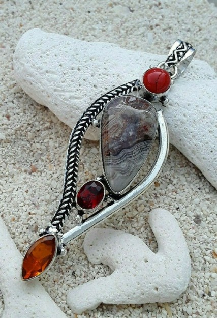 Long Pendentif orné Agate Botswana, Grenat, Citrine & Cornaline plaqué Argent