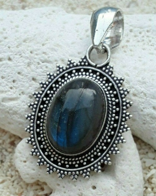 Beau Pendentif Ethnique orné Labradorite argent plaqué