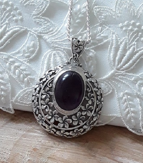 JOLI PENDENTIF EN ARGENT 925 ORNE D'UNE AMETHYSTE