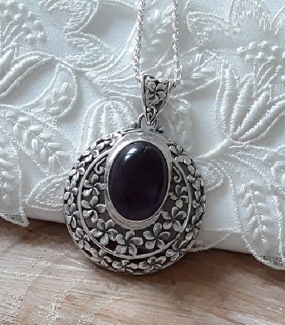 JOLI PENDENTIF EN ARGENT 925 ORNE D'UNE AMETHYSTE