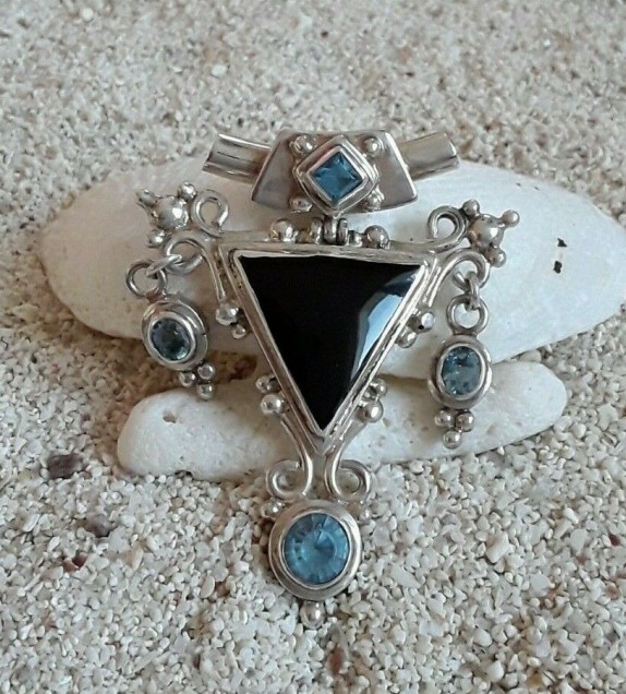 PENDENTIF ETHNIQUE ARGENT MASSIF TRIANGLE ONYX & TOPAZES BLEUES