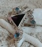 PENDENTIF ETHNIQUE ARGENT MASSIF TRIANGLE ONYX & TOPAZES BLEUES