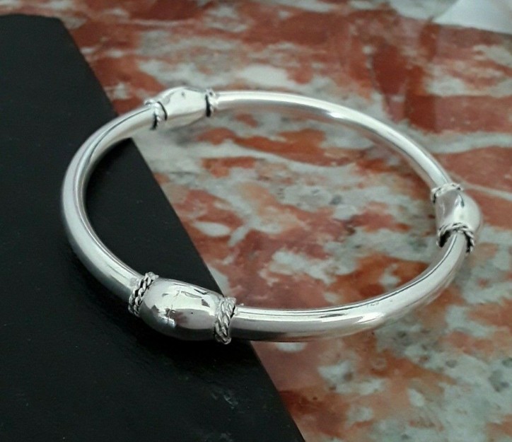 JOLI BRACELET RIGIDE STYLE ETHNIQUE ARGENT PLAQUE