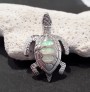 Pendentif Tortue de mer orné d'Opale blanche en Argent 925