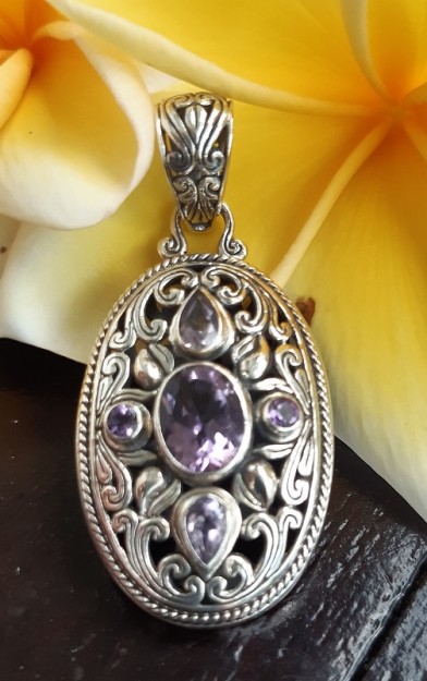 Pendentif ciselé orné d' Améthystes Argent 925