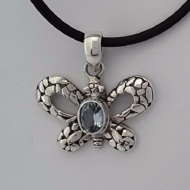 AGNES CREATIONS // BEAU PENDENTIF "PAPILLON" ARGENT 925 ORNE TOPAZE BLEUE