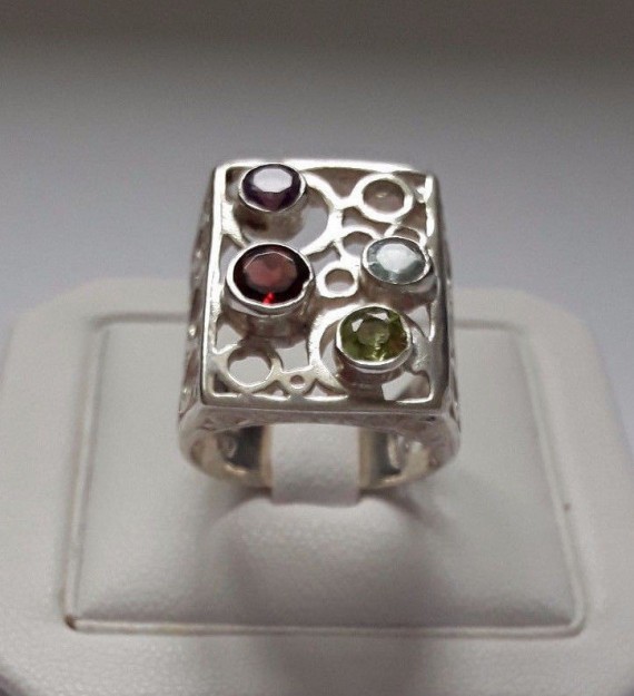 BAGUE IMPOSANTE EN ARGENT 925 ORNEE D'UN GRENAT, AMETHYSTE, PERIDOT & D'une TOPAZE BLEUE - TAILLE 56/57