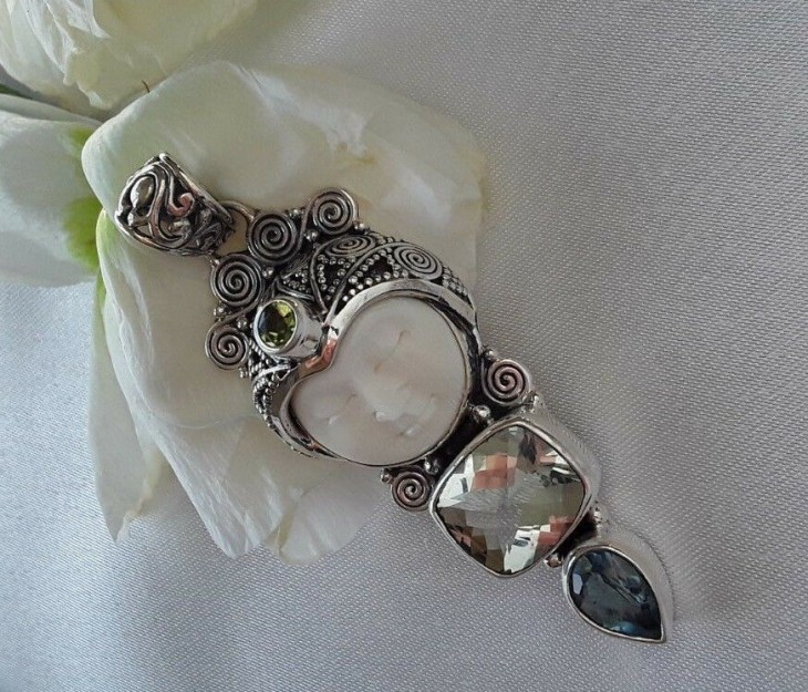 PENDENTIF EN ARGENT 925 & MASQUE EN OS SCULPTE ORNE AMETHYSTE TOPAZE & PERIDOT