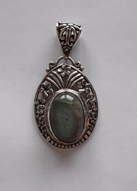 JOLI PENDENTIF EN ARGENT 925 MEDAILLON ORNE D'UNE LABRADORITE