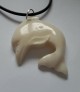 AGNES CREATIONS / PENDENTIF MIXTE DAUPHIN EN OS SCULPTE MAIN 