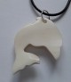 AGNES CREATIONS / PENDENTIF MIXTE DAUPHIN EN OS SCULPTE MAIN 