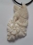 AGNES CREATIONS / PENDENTIF OISEAU & FLEUR EN OS SCULPTE MAIN 