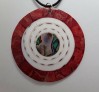 AGNES CREATIONS / IMPORTANT PENDENTIF MEDAILLON EN COQUILLAGE / CORAIL & NACRE